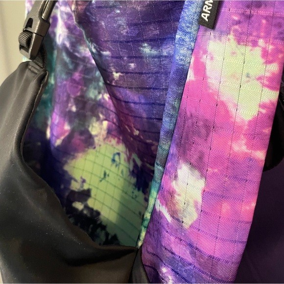 Under Armour sling bag. - Picture 3 of 9